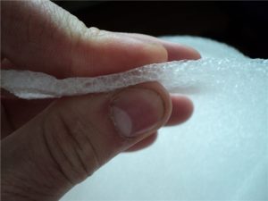 Qu'est-ce qui détermine l'épaisseur du substrat sous le stratifié ?