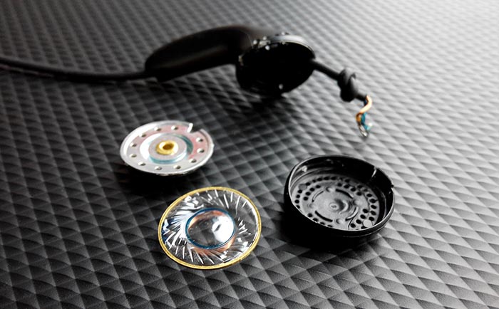 Démontage des écouteurs pour le nettoyage.