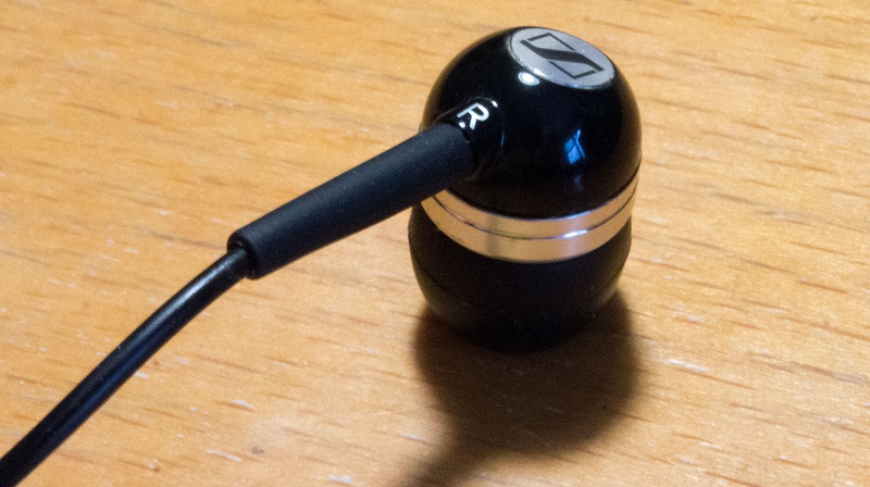 Quel écouteur est à droite et lequel est à gauche