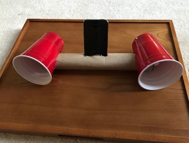 Colonne faite maison en carton et gobelets.