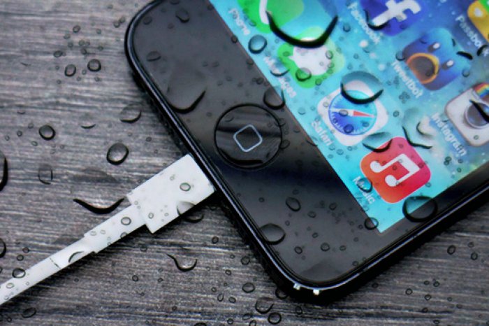 Le téléphone est mouillé.