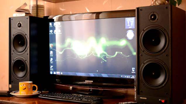 Deux haut-parleurs près de l'ordinateur.