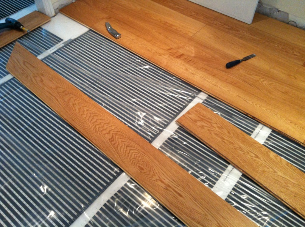 L'épaisseur de la planche de parquet sur un sol chaud doit être minime.