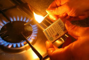 Quel est le danger de faire fonctionner une cuisinière à gaz avec la fenêtre fermée ?