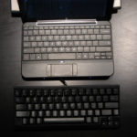 Clavier USB connecté à un ordinateur portable.