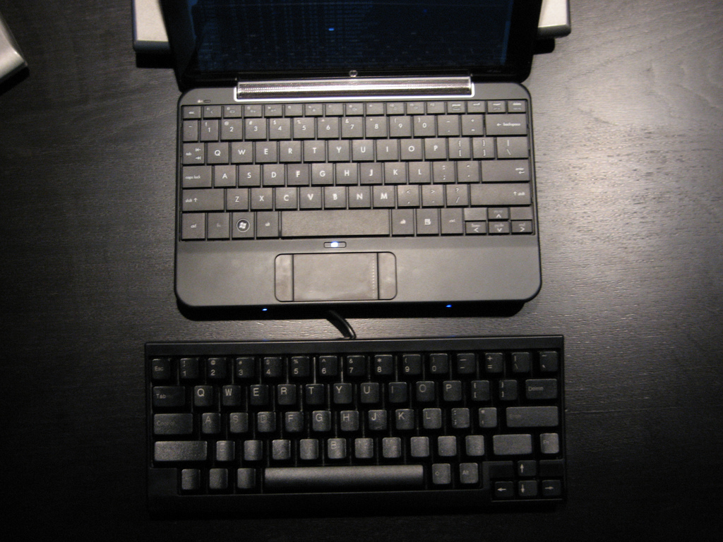 Clavier USB connecté à un ordinateur portable.