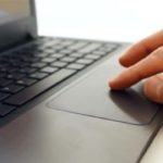 souris sur clavier d'ordinateur portable