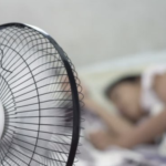 Dormir dans une pièce avec un ventilateur allumé est mortel