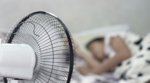 Dormir dans une pièce avec un ventilateur allumé est mortel