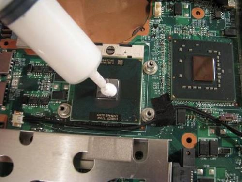 La pâte thermique doit être appliquée en couche mince.