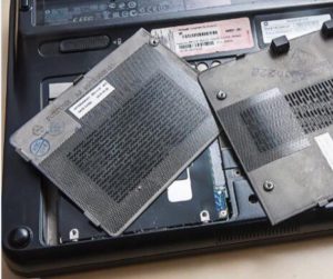 Retirez la carte RAM et le disque.