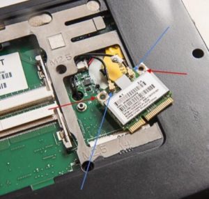 Retirez délicatement les contacts des rainures de retenue et dévissez les boulons.