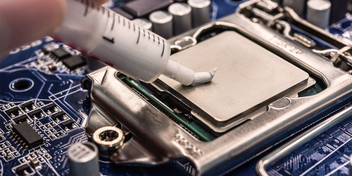 Remplacement de la pâte thermique sur un ordinateur portable.