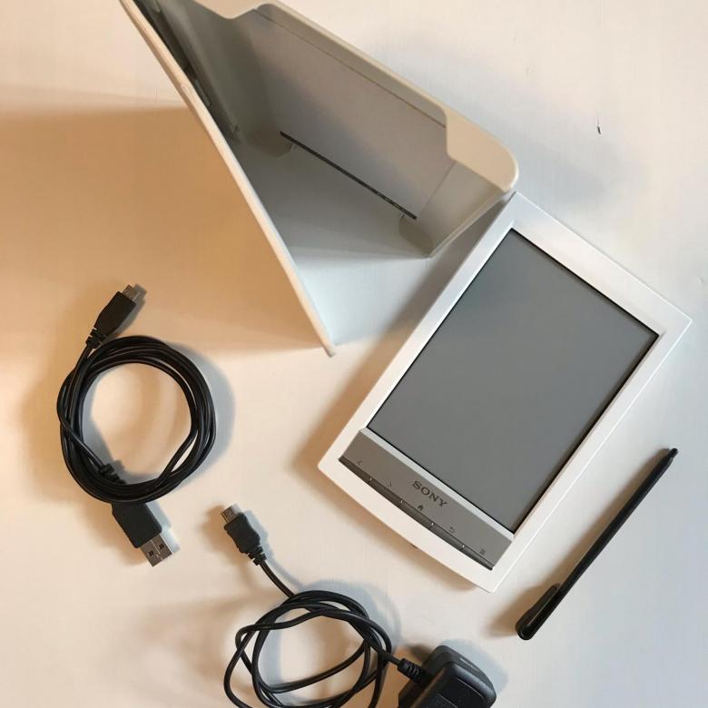 Lecteur avec câble de chargement.