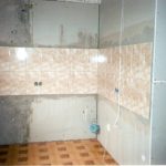 Le mur derrière le meuble de cuisine.