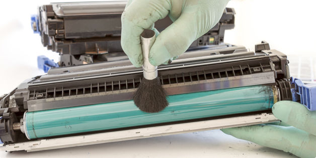 Nettoyage de la cartouche lors du remplissage.