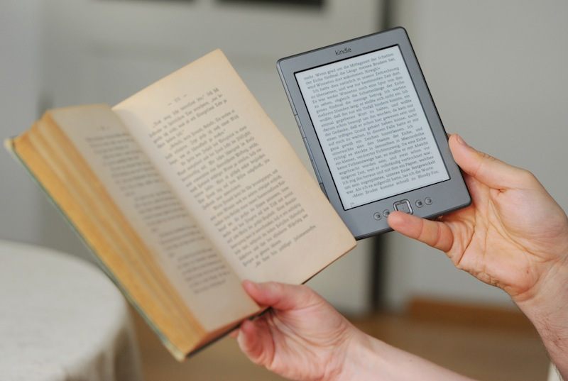 Lecture de livres papier et électroniques.