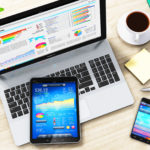 Tablette, ordinateur portable et téléphone.