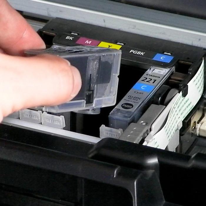 Remplissage d'une imprimante à jet d'encre.