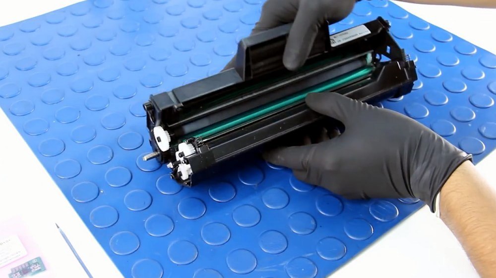 Remplacement de la cartouche en portant des gants.