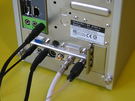 Connecteurs pour connexion à un PC.