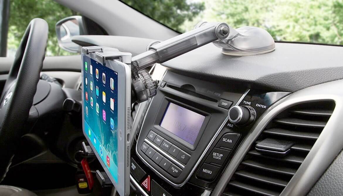 Utiliser une vieille tablette dans une voiture.