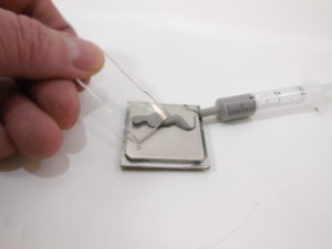 Application de pâte thermique.