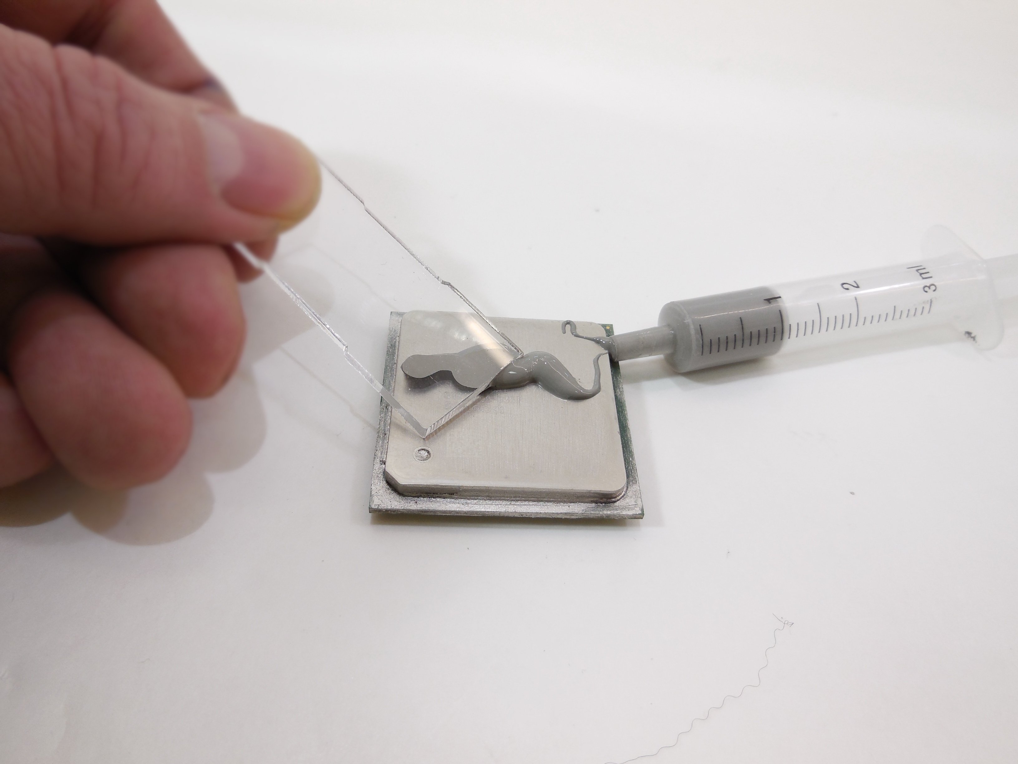 Application de pâte thermique.