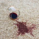 43929743 – un verre de vin rouge est tombé sur un tapis, du vin s'est répandu sur un tapis