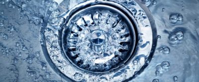 de l'eau dans l'évier