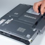 retirez la batterie de l'ordinateur portable