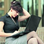 ordinateur portable sur les genoux