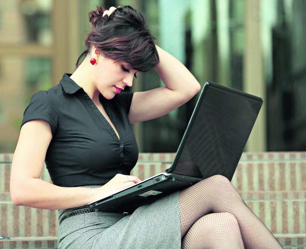 ordinateur portable sur les genoux