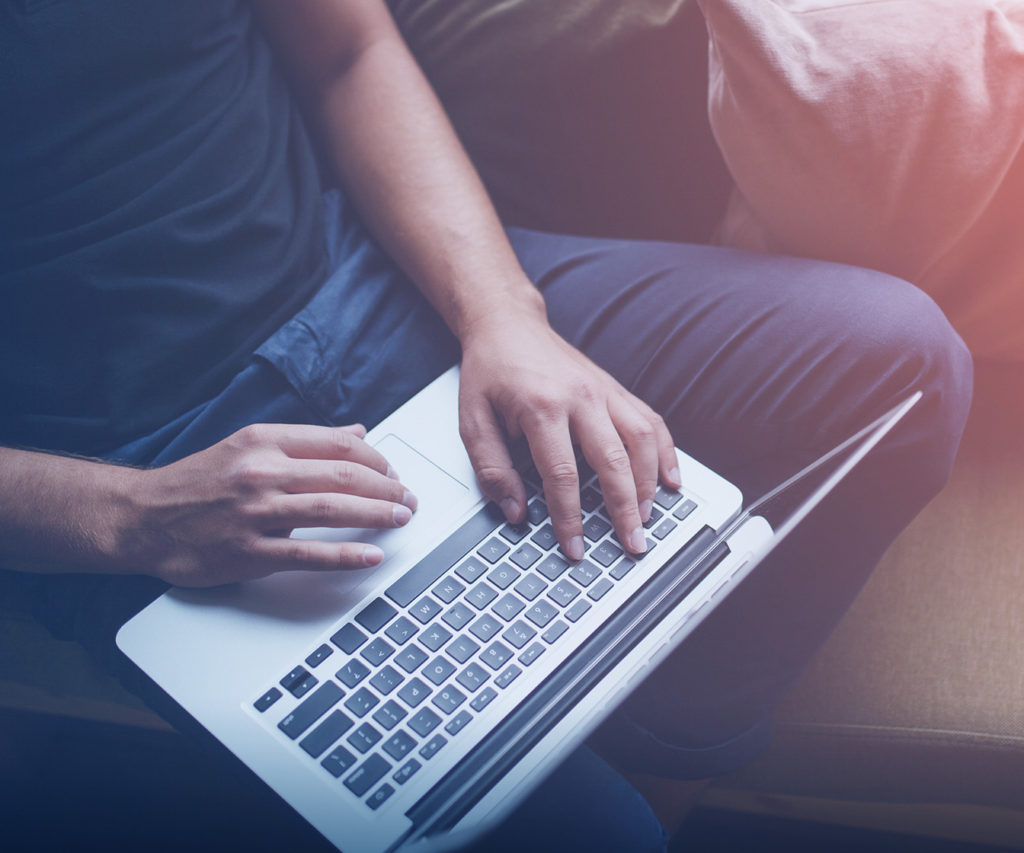 Travailler sur un ordinateur portable.