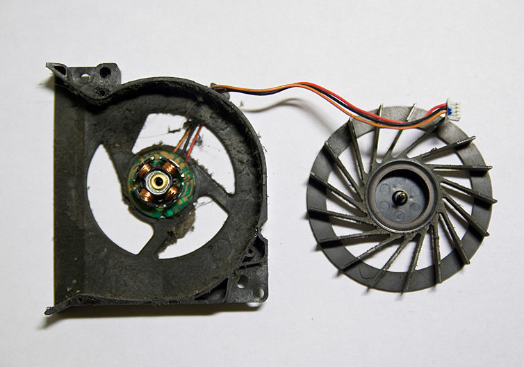 Saleté à l’intérieur de la glacière.