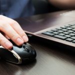 travailler sur un ordinateur portable