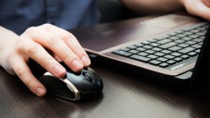 travailler sur un ordinateur portable