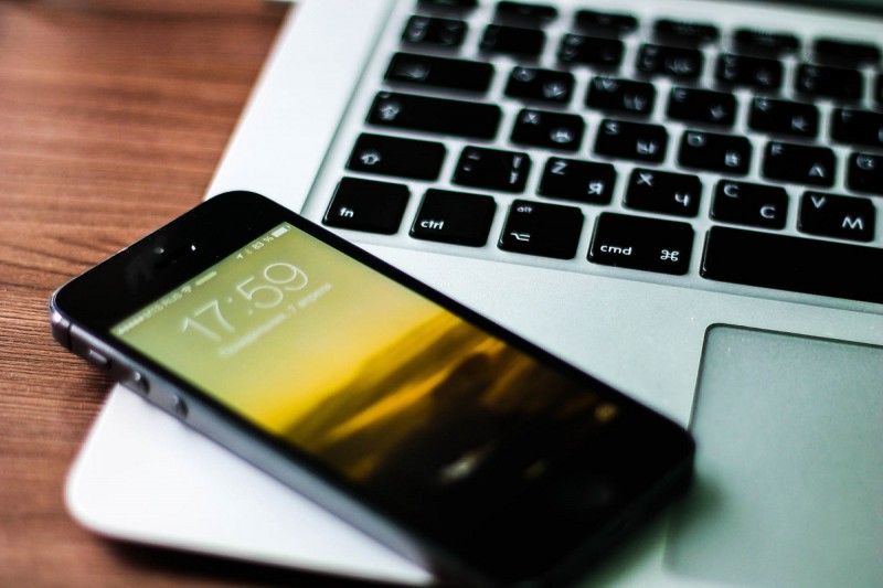 Ordinateur portable et téléphone