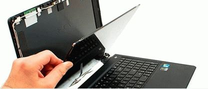 Détachez le cadre autour de l'écran de l'ordinateur portable.