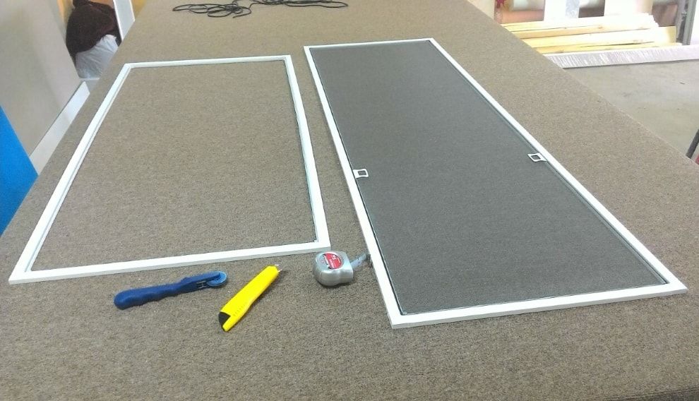 Moustiquaire à cadre en canal câblé.