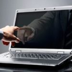 Écran noir sur ordinateur portable.