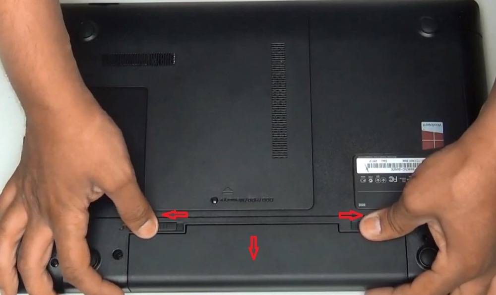 Nous retirons la batterie de l'ordinateur portable.