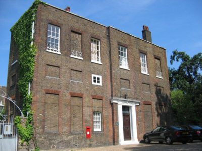 maison aux fenêtres fermées