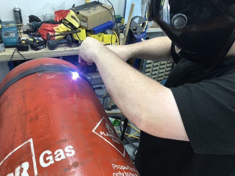 Fabriquer la base d'un fumoir à partir d'une bouteille de gaz.