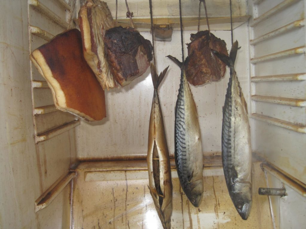 Viandes fumées dans le fumoir du réfrigérateur.