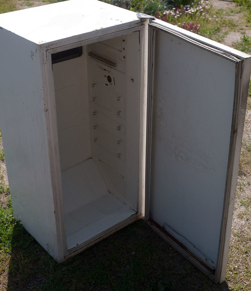 Réfrigérateur sans éléments internes.