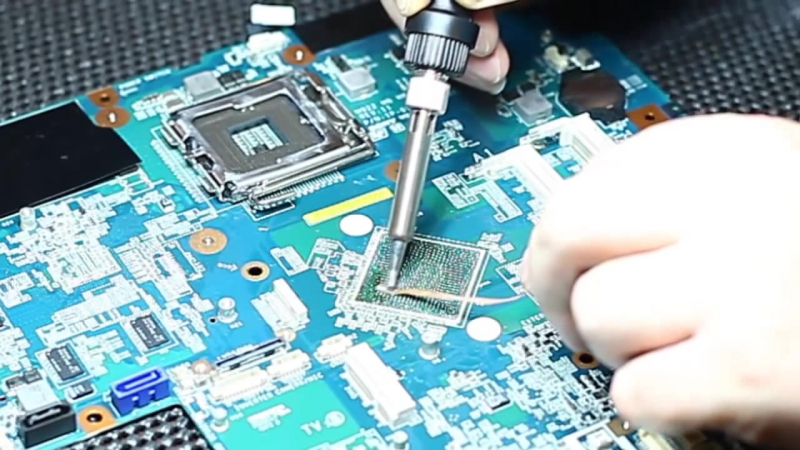 Réparation spécialisée de pont d'ordinateur portable.