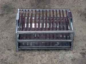 Fumoir fait maison avec grille.