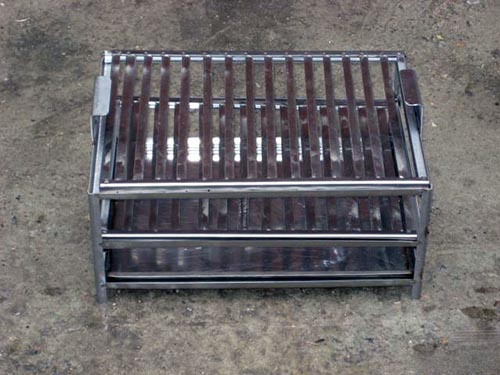 Fumoir fait maison avec grille.