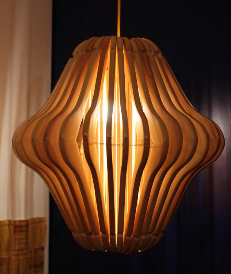 Une autre option pour une lampe réalisée à partir d'un cintre.